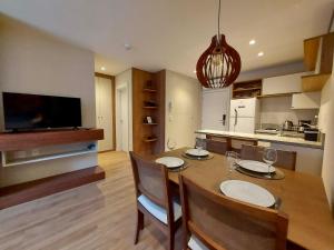 a kitchen and dining room with a table and chairs at Lindo Flat no Serra Class com Piscina e Sauna in Canela