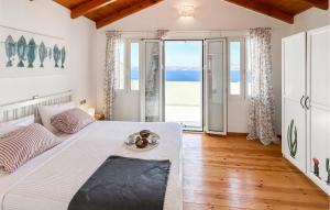 Un dormitorio con una cama con vista al mar. en Nice Home In Plaka With House Sea View, en Plaka