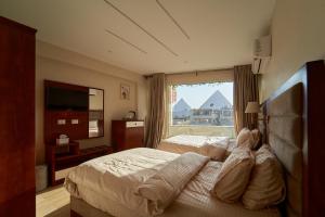 prestige pyramids INN في القاهرة: غرفة فندقية بسريرين ونافذة