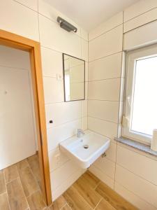 a bathroom with a sink and a mirror at HMS16 I 1-Zimmer Apartment mit Balkon I Daimler Nähe I S-Bahn & City - Sindelfingen in Sindelfingen +5 photos