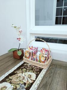 PalangにあるVilla Unik Private Pool Pandaanの窓の横の敷物の上に置かれたスナックのバスケット