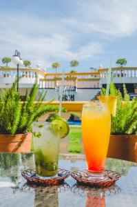 two drinks are sitting on a table at Asunción Gran Hotel in Ciudad del Este
