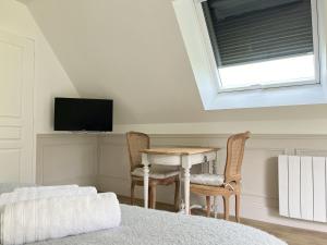 TV a/nebo společenská místnost v ubytování La Chambre du Cottage B&B