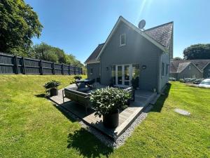 セント・オーステルにあるLuxurious 4 Bedroom New England Style Villa - Trewhiddle V14の裏庭