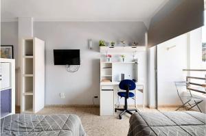 Telewizja i/lub zestaw kina domowego w obiekcie Luminoso apartamento en la Plaza del Charco