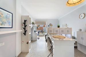 Zdjęcie z galerii obiektu Luminoso apartamento en la Plaza del Charco w Puerto de la Cruz