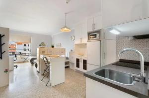 Kuchnia lub aneks kuchenny w obiekcie Luminoso apartamento en la Plaza del Charco