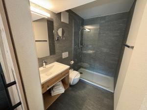 Appart Hotel Pitschonia Self Check-In的一间浴室