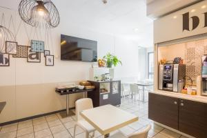 Kuchnia lub aneks kuchenny w obiekcie B&B HOTEL Bologna