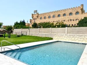 een zwembad voor een groot gebouw bij Hotel Castillo Bonavía in Pedrola