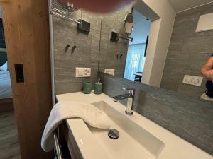 Appart Hotel Pitschonia Self Check-In的一间浴室