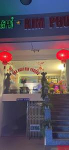 un ristorante con lanterne rosse sulla facciata di Nhà Nghỉ Kim Phượng Vũng Tàu a Vung Tau