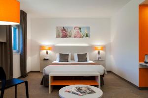 מיטה או מיטות בחדר ב-Comfort Hotel Expo Colmar