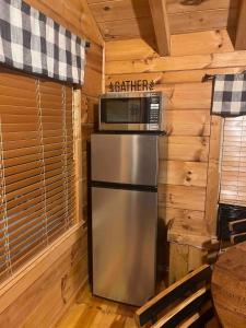 un frigorifero con un forno a microonde sopra in una cabina di Two Bears Cabin a Blue Ridge Altre 9 foto