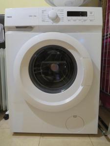 una lavadora blanca con la puerta abierta en Casa da Ponte Bragança, en Bragança