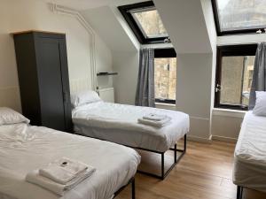 Una cama o camas en una habitación de Linlithgow Hostel