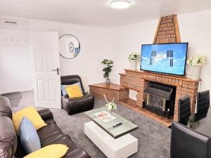 Μια τηλεόραση ή/και κέντρο ψυχαγωγίας στο Attractive 4 bedroom entire house in Nottingham
