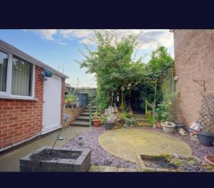 Κήπος έξω από το Attractive 4 bedroom entire house in Nottingham