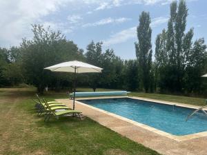 Bazén v ubytování Le Belvertine - En-suite chambre d'hote nebo v jeho okolí