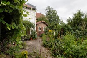 a garden in front of a house at Ferienwohnung-Cottage Rhöner Kräute in Buttlar