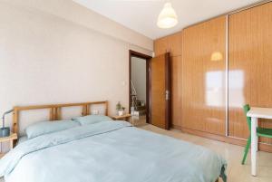 een slaapkamer met een groot bed en een houten kast bij Comfortable villa with garden in “Urla İskele” in Urla