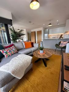 Χώρος καθιστικού στο Stylish 1 Bedroom Apartment in Central Ashford