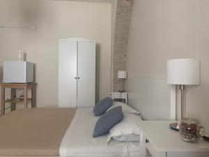 A bed or beds in a room at Affittacamere La Torre Még 12 kép