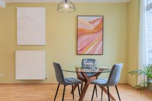 Posezení v ubytování Bright 1 bedroom apartment, close to city center + 12 fotografií