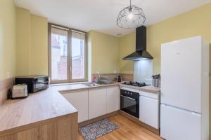 Kuchyň nebo kuchyňský kout v ubytování Bright 1 bedroom apartment, close to city center