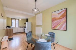 Kuchyň nebo kuchyňský kout v ubytování Bright 1 bedroom apartment, close to city center