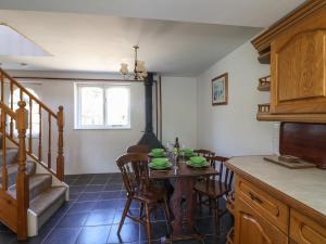 eine Küche mit einem Tisch und grünen Gerichten darauf in der Unterkunft Spring Cottage in Lynton