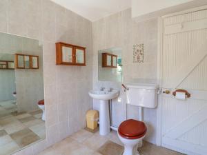 ein Bad mit einem WC, einem Waschbecken und einem WC in der Unterkunft Spring Cottage in Lynton + 22 Fotos