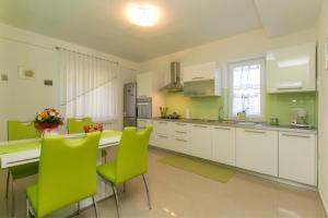 Kuchyň nebo kuchyňský kout v ubytování Apartment Bratti