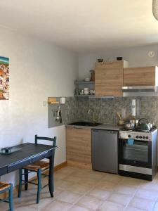 Dapur atau dapur kecil di Location studio Les Châtaigniers