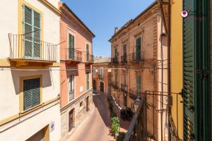 an alleyway between buildings in an italian city at Casa Nel Borgo - WelcHome in Lanciano