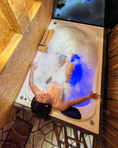 皮塔利托Laguna Guaitipán Ancestral的女人躺在热水浴缸里