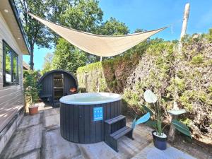 Κήπος έξω από το Holiday house with private SAUNA and HOTTUB on park de Ijsvogel with swimming pools and children entertaiment AIRCO