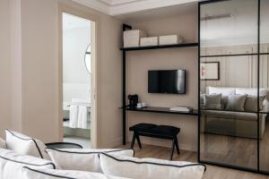 TV a/nebo společenská místnost v ubytování The Caesar Hotel