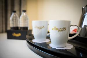 Příslušenství pro přípravu čaje a kávy v ubytování Grand Villaggio Hotel Abu Dhabi