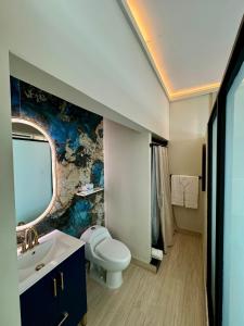 圣胡安Metro Art Hotel的带马桶和水槽的浴室 更多37张照片