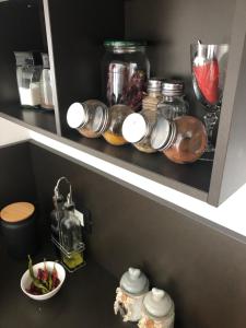 un estante con tarros y un tazón de comida en Il nido vicino Castel di Sangro ed Alfedena, en Montenero Val Cocchiara