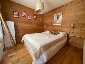 Katil atau katil-katil dalam bilik di F3 de standing dans chalet en pied de pistes