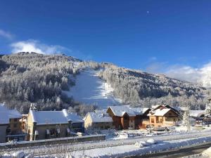 Pemandangan gunung umum atau pemandangan gunung yang diambil dari apartmen