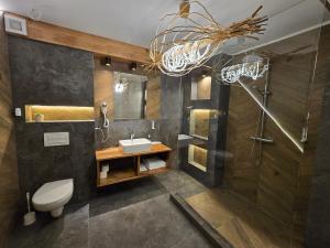 Koupelna v ubytování CASA FLORESCU + 37 fotografií