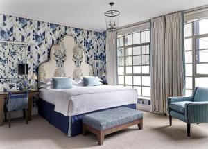 Postel nebo postele na pokoji v ubytování The Soho Hotel, Firmdale Hotels