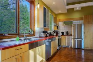 Kuchyň nebo kuchyňský kout v ubytování La Romane Stylish Forest Chalet W Spa