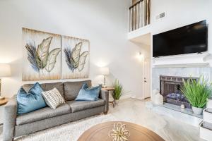 Μια τηλεόραση ή/και κέντρο ψυχαγωγίας στο Houston Retreat with Smart TVs Walk to Golf Course!