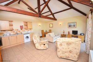 Η κουζίνα ή μικρή κουζίνα στο Fennel Cottage - How Hill - Private Fishing Lake for complex