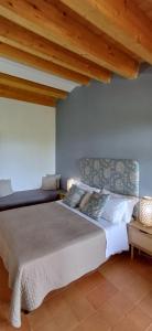 ein Schlafzimmer mit einem Bett und einer Holzdecke in der Unterkunft Terre e Torri Country Resort in Lascari + 78 Fotos