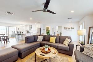 una sala de estar con un sofá y una mesa en Family Fresh, en Scottsdale